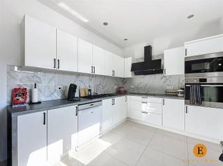 <p><span>Instapklare en ruime OB met ruime tuin en 6 slaapkamers. </span></p><p><span>In een rustige en residentiële buurt van Sint-Niklaas bevindt zich deze instapklare open bebouwing, een ideale woning voor wie op zoek is naar ruimte, comfort en privacy. Zodra u de woning betreedt via de verzorgde inkomhal, wordt u verwelkomd door een lichtrijke en ruime leefruimte met zit- en eetgedeelte. Dankzij de grote raampartijen geniet u hier van een prachtig zicht op de groene, volledig omheinde tuin, waar rust en privacy centraal staan.</span></p><p><span>De moderne open keuken sluit naadloos aan op de leefruimte en biedt alle comfort voor gezellige familiemomenten of het ontvangen van gasten. Op het gelijkvloers vindt u verder nog een apart toilet, een ruime garage en maar liefst drie volwaardige slaapkamers, ideaal voor wie graag alles op één niveau heeft. De woning beschikt ook nog over twee opritten, wat zorgt voor voldoende parkeergelegenheid.</span></p><p><span>Op de eerste verdieping bevinden zich nog eens drie ruime slaapkamers, wat deze woning uitermate geschikt maakt voor grote gezinnen of voor wie extra ruimte zoekt voor bureau, hobby of logeerkamers. </span></p><p><span>De moderne badkamer op het gelijkvloers is uitgerust met een inloopdouche, een stijlvolle lavabo en een aansluiting voor een wasmachine. Boven is er bovendien een extra ruimte die verder kan worden ingericht als tweede badkamer. </span></p><p><span>De woning beschikt over centrale verwarming op aardgas en een elektriciteitsinstallatie die volledig conform is aan de normen. Dankzij de centrale ligging in de nabijheid van winkels, scholen en belangrijke verbindingswegen, combineert deze woning een uitstekende bereikbaarheid met een rustige woonomgeving.</span></p><p><span>Kortom, een instapklare gezinswoning met verrassend veel ruimte, op een toplocatie in Sint-Niklaas. Een bezoek zal u ongetwijfeld overtuigen! Bel ons op 03 500 05 40 en maak vandaag nog een afspraak!</span></p><p><span> </span></p>