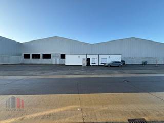 Riant bedrijfsgebouw van<strong> +- 7500 m² </strong>met magazijnruimte en kantoren te huur op uitstekende locatie op amper 800m van de Steenweg Deinze (N35). Momenteel ondergaat het gebouw een grondige renovatie. <br /><br />Het magazijn zal beschikken over een staalconstructie, geïsoleerde daken, vloeren met hoge draaglast, <strong>9,5m vrije hoogte</strong>, rolbruggen,<strong> 8 sectionale poorten en 3 laad- en loskades</strong>. Een afgesloten buitenruimte. De kantoren worden uitgerust met verlaagde plafonds, een efficiënt ventilatiesysteem en LED-verlichting. Verder is er op het verharde terrein ruime parkeer- en manoeuvreerruimte.<br /><br />Contacteer <strong>PANORAMA B2B</strong> voor bijkomende inlichtingen, plannen of een vrijblijvend plaatsbezoek <strong>09 219 90 20</strong>.