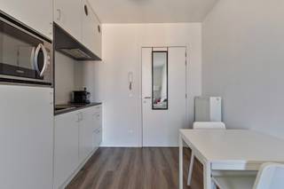 <span><strong>**Residentie 'De Flint' biedt het allemaal!**</strong></span><br /><br />Residentie 'De Flint', grenzend aan de Andreas Vesaliusstraat en de Frederik Lintstraat, nabij tal van campussen, bibliotheken, winkels, openbaar vervoer... Naast de luxueuze studentenentiteiten kunnen de bewoners gebruik maken van de <strong>polyvalente ruimte</strong>, dewelke voorzien is van kickertafels, een biljart en een zithoek. Wie rustig wil studeren kan terecht in de <strong>aparte studieruimte</strong>, ook sportieveligen zullen zich zeker thuis voelen in residentie 'De Flint', zo is er ook een <strong>fitnessruimte</strong> aanwezig in het gebouw. Bovendien kunnen de studenten hun fiets stallen in de daarvoor voorziene <strong>fietsenstalling</strong> en hebben ze de mogelijkheid om een parkeerplaats in de ondergrondse parking te huren. <br /><br /><span><strong>Studio 0507 is gelegen op de vijfde verdieping van het gebouw, en beschikt over een privatieve keuken, badkamer (lavabo, toilet en douche), bureau en slaaphoek. Bijkomend bieden wij een autostaanplaats aan verplicht mee aan te kopen en dit aan 25.000,- EUR.<br /><br /></strong><span>Huidig academiejaar 2025-2026 wordt de studio verhuurd aan een huurprijs van €680 + €50 gemeenschappelijke lasten + €130 nutsvoorzieningen. </span><span><strong><br /></strong></span></span><br /><span><strong>Op zoek naar een interessante investering of naar een unit voor uw studerende dochter of zoon? Contacteer vandaag nog onze Expert Investeringsvastgoed Jacky Raymaekers: 0495 53 46 49 of jacky@connect-immo.be</strong></span><br /><br />EPC 71 kWh/<span>m²</span>jaar - 2572369<br />Wg-Gdv-Gvkr