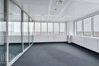 Hoogwaardige kantoorruimte van <strong>692 m²</strong> te huur in een toekomstgericht kantoorgebouw in Brussel.<br /><br />Gelegen op een absolute toplocatie, geniet deze site van een uitzonderlijke zichtbaarheid en een uitstekende bereikbaarheid via belangrijke verkeersassen. Dankzij de nabijheid van het openbaar vervoer zijn de stations Brussels-Luxembourg (10 min), Brussels-Central (15 min), Brussels-Midi (20 min) en Brussels-North (25 min) vlot bereikbaar.<br /><br />Dit kantoor combineert comfort, veiligheid en efficiëntie dankzij <strong>LED-verlichting</strong>, dubbele beglazing, toegangscontrole en een alarmsysteem, aangevuld met moderne vergaderfaciliteiten, lockers, douches, een stijlvolle vernieuwde lobbyreceptie en 9 liften. Bovendien beschikt het gebouw over een <strong>BREEAM In-Use Excellent-certificering</strong>, wat de focus op duurzaamheid, technologie en gebruikscomfort onderstreept.<br /><br />Gebruikers genieten bovendien van een uitgebreid aanbod aan faciliteiten, waaronder een fitnessruimte, de stijlvolle wine bar lounge L'Étiquette, Restaurant BON en een moderne coffee & food zone.<br />Met in totaal<strong> 279 parkeerplaatsen</strong>, waarvan <strong>34 met laadpunten</strong>, en meer dan <strong>150 fietsparkeerplaatsen</strong>, is een optimale bereikbaarheid gegarandeerd.<br /><br />Contacteer<strong> PANORAMA B2B</strong> voor meer informatie of een vrijblijvend plaatsbezoek via <strong>0477 09 00 09</strong>.