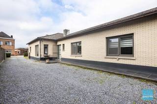 TE KOOP te Schellebelle. Deze bungalow is gelegen op een perceel van meer dan 6are met leuke tuin.De woning werd reeds grotendeels verbouwd en is...