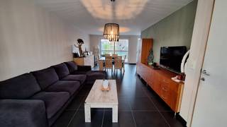 <strong>Instapklare, energiezuinige woning met topligging in Roeselare</strong><br /><br />Op zoek naar een recente woning die <strong>comfort, rust</strong> én een centrale ligging combineert?<br />Dan is deze <strong>instapklare woning </strong>in een <strong>doodlopende straat</strong>, vlak bij het centrum van Roeselare, precies wat u zoekt.<br /><br />De woning beschikt over een inkomhal met gastentoilet, een <strong>lichtrijke leefruimte met open keuken</strong> en een inpandige <strong>garage</strong>.<br />De praktische indeling en het hedendaags wooncomfort maken dit een aangename thuis voor elke levensfase.<br /><br />Op de verdieping bevinden zich <strong>drie volwaardige slaapkamers</strong>, een <strong>moderne badkame</strong>r met dubbel lavabomeubel, bad en douche, en een afzonderlijk toilet. Extra bergruimte is voorzien op de zolder.<br /><br />Buiten geniet u van een <strong>westelijk</strong> georiënteerde tuin met terras, perfect om ’s avonds te ontspannen in de zon.<br /><br />Deze woning is <strong>ideaal voor starters </strong>die zonder zorgen willen verhuizen, <strong>perfect voor gezinnen</strong> dankzij de rustige straat en functionele indeling, en zeer <strong>interessant voor investeerders</strong> door de vlotte verhuurbaarheid, e<strong>nergiezuinigheid en centrale ligging</strong> met blijvende vraag op de huurmarkt.<br />Een buitenkans voor wie <strong>comfortabel en zorgeloos</strong> wil wonen of investeren<br /><br />Neem contact voor vrijblijvend bezoek via 051 21 11 11 of matias@imfiro.be