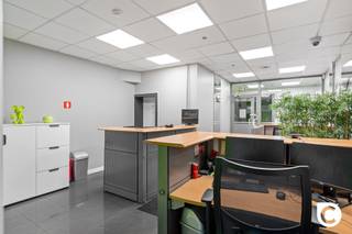 <p><span>Handelsgelijkvloers met duplex 2 slaapkamer appartement op toplocatie!<br /></span><span>Dit statig gebouw voor gemengd gebruik bevindt zich te midden van de alom gekende Driekoningenstraat in het feeërieke Oud Berchem. In deze bruisende winkelstraat geniet u een grote zichtbaarheid en véél passage, de ideale plek voor de uitbating van een winkel of kantoor, maar eveneens om kwalitatief te wonen in een florerende wijk op een boogscheut van 't Stad. Werk- en privéleven kan zonder meer optimaal gecombineerd worden, maar ook voor wie op zoek is naar een zorgeloze investering met mooi rendement is dit pand een unieke opportuniteit. Bekijk zeker de bijgevoegde plannen om een beter zicht te krijgen op het grote potentieel dat dit pand te bieden heeft.</span><span><br /><br /></span><span>Handelsgelijkvloers:</span></p><p><span>Met een oppervlakte van ca. 65m² heeft u vele troeven in handen om een prachtige winkelruimte in te richten, zo heeft u een leuke etalage, voldoende opbergruimte en ook een kitchenette is mogelijk. De airco vormt uiteraard een grote meerwaarde. In functie van een kantoorruimte lenen de verschillende compartimenten zich dan weer perfect als, wachtruimte, vergaderruimte, bureauruimte, noem maar op. Na de uren sluit het rolgordijn het handelsgelijkvloers haast hermetisch af. Ook de kelder is uiteraard zeer praktisch. De aparte ruimte aan de voorzijde gaat idealiter als fietsberging door het leven.</span></p><p><span><br /></span><span>Duplex 1e verdiep:<br /></span><span>De omvangrijke leefruimte geniet een mooie lichtinval die het karakter nog meer in de verf zet (erker, boogwerk, hoge plafonds). De ruime keuken voorziet in een 5 pits gasvuur, dampkap, vaatwasser, koelkast en vriezer. Achtergelegen vindt u het gezellige dakterras van ca. 18m² waar u in alle rust en privacy volop kan genieten van het zonnetje, een sprankelend aperitief en een lekker maaltijd.</span></p><p><span> </span></p><p><span>Duplex 2e verdiep:</span></p><p><span>Hier vindt u 2 slaapkamers (10 & 13m²), momenteel nog aaneengesloten, maar deze kunnen zoals op het plan te zien is, perfect van elkaar worden losgekoppeld. De onderhoudsvriendelijk badkamer voorziet in een inloop-/regendouche, een modern wasmeubel en een toilet.<br /><br /></span></p><p><span>Extra troeven:</span></p><p><span>- Mobiscore 9,5/10</span></p><p><span>- 193m² cfr EPC</span></p><p><span>- EPC B</span></p><p><span>- HR ramen (op 1 raam na)</span></p><p><span>- HR condensatieketel</span></p><p><span>- Elektriciteit conform</span></p><p><span>- Asbestveilig</span></p><p><span>- Dakterras</span></p><p><span>- Kelder</span></p><p><span>- Fietsberging mogelijk</span></p><p><span> </span></p>