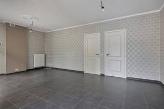 Cette spacieuse maison, idéalement située à Rillaar, à proximité des commerces et des établissements horeca, offre de nombreuses possibilités pour les familles ou les investisseurs. Le rez-de-chaussée a été entièrement rénové et offre un confort de vie moderne, tandis que l’étage a déjà été partiellement aménagé. Les raccordements pour une cuisine et une salle de bain y sont prévus, permettant une finition selon vos goûts et besoins. De plus, la maison dispose d’un vaste grenier qui peut encore être entièrement aménagé.<br /><br />Grâce aux espaces de vie lumineux, aux deux terrasses – au rez-de-chaussée et au premier étage – ainsi qu’au grand jardin, cette maison garantit un cadre de vie agréable avec beaucoup d’espace extérieur. Le double garage avec porte électrique offre un stationnement suffisant ainsi qu’un espace de rangement supplémentaire. Par ailleurs, la maison est dotée d’une cave sèche et a déjà bénéficié d’importantes rénovations, notamment la toiture, l’électricité, le chauffage, les conduites et la chaudière.<br /><br />Un atout supplémentaire est la possibilité de transformer la maison en deux unités d’habitation distinctes, un processus qui a déjà été partiellement entamé. Cela en fait non seulement une spacieuse maison familiale, mais aussi une opportunité d’investissement intéressante.<br /><br />Curieux de découvrir tout le potentiel de cette maison ? Contactez Sven a 0486/400905 ou sven@immogve.be pour une visite et laissez-vous séduire !