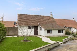 This holiday home is conveniently located in the Duinendaele estate near the French border, Plopsaland theme park, and the nature reserve. Here...