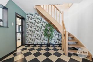 <p><span>Gerenoveerde vrijstaande woning met 4 slaapkamers en gezellige tuin te koop in Walshoutem</span></p><p><span>Deze prachtige vrijstaande woning uit de jaren 60 onderging in 2024 een grondige en kwalitatieve renovatie, waarbij hedendaags comfort en ruimte centraal staan. Gelegen langs de Steenweg op Sint-Truiden in Walshoutem (Landen), geniet u hier van een uitstekende bereikbaarheid met een vlotte verbinding naar de E40 en omliggende steden zoals Landen, Hannuit, Gingelom en Sint-Truiden. Bovendien bevindt het commerciële centrum van Landen zich op slechts 3 km en is er een bushalte op wandelafstand.</span></p><p><span>Bij het betreden van de woning komt u terecht in een bijzonder ruime inkomhal die meteen de toon zet voor de rest van de woning. De lichtrijke leefruimte sluit naadloos aan op de moderne, open keuken, die uitgerust is met een royaal keukeneiland. Dit eiland loopt elegant door naar de eetkamer, waar plaats is voor maar liefst acht personen ideaal voor gezellige diners en het ontvangen van gasten.</span></p><p><span>Aansluitend bevindt zich de veranda met een charmante ontbijthoek en een mooi zicht op de tuin. Verder vindt u op het gelijkvloers nog een gastentoilet en een praktische bergruimte. Via de veranda heeft u toegang tot de kelderverdieping, waar zich een ruime opslagplaats, de garage met elektrische poort en de wasruimte bevinden.</span></p><p><span>Op de eerste verdieping zijn er twee ruime slaapkamers, aangevuld met een extra kamer die perfect kan dienen als bureau, dressing of logeerkamer. De badkamer is reeds voorzien, maar dient nog verder afgewerkt te worden naar eigen smaak.</span></p><p><span>De tweede verdieping, volledig vernieuwd tijdens de renovatie, biedt plaats aan twee bijkomende volwaardige slaapkamers, wat deze woning bijzonder geschikt maakt voor grotere gezinnen of wie extra ruimte wenst.</span></p><p><span>Buiten geniet u van een ruim terras en een gezellige tuin, ideaal om te ontspannen of te genieten van het buitenleven.</span></p><p><span>Troeven van deze woning:</span></p><ul><li><span>Grondig gerenoveerd in 2024 </span></li><li><span>Vrijstaande woning met veel ruimte en lichtinval </span></li><li><span>Vier volwaardige slaapkamers + extra multifunctionele kamer </span></li><li><span>Moderne open keuken met groot keukeneiland </span></li><li><span>Veranda met zicht op de tuin en gezellige ontbijthoek </span></li><li><span>Kelder met garage, wasruimte en ruime berging </span></li><li><span>Badkamer nog naar eigen smaak af te werken </span></li><li><span>Volledig afgewerkte zolderverdieping </span></li><li><span>Ruim terras en aangename tuin </span></li><li><span>Uitstekende ligging nabij E40 en centrum van Landen </span></li><li><span>Bushalte op wandelafstand </span></li></ul><p><span> </span></p><p><span>Bent u op zoek naar een instapklare, ruime woning met moderne afwerking en uitstekende ligging? Neem vandaag nog contact op voor een bezichtiging en laat u verrassen door deze unieke eigendom! Contacteer ons op telefoonnummer 011 74 12 36 of via info@canius.be.</span></p><p><span> </span></p><p><span>*Deze gegevens zijn louter ter informatieve titel. De vermelde oppervlaktes zijn slechts indicatie. Canius Real Estate kan niet verantwoordelijk gesteld worden voor de juistheid van de aan haar verstrekte gegevens.</span><span> </span></p><p><span> </span></p><p><span> </span></p>