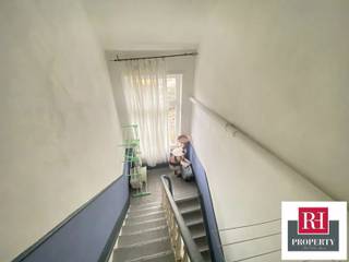 Op een boogscheut van het station van Schaarbeek, gelegen in een burgerwoning, bieden we je de kans om een appartement van 130 m² te kopen op de 2de en 3de verdieping + zolder. Het is als volgt samengesteld: op de eerste verdieping: kleine inkomhal, ingerichte keuken, 2 aangrenzende kamers bestaande uit de woonkamer en eetkamer, douche en toilet. Op de tweede verdieping: 3 slaapkamers op de zolder die als bijgebouwen bij de woning zijn ingedeeld + VERDIEPTE ATTIC. Peb: G-85kgCO³/m². Het appartement heeft een renovatie nodig van de keuken en de badkamer. De elektriciteit is niet op peil en de dakbedekking moet worden geïsoleerd. De flat is verhuurd. WEINIG GEMEENSCHAPPELIJKE KOSTEN. Meer informatie op 02 662 04 92 of www.rhproperty.be