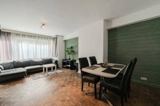 Dit ruim 1-slaapkamerappartement te koop is gelegen op de 4de verdieping verdieping van Residentie Les Sapins temidden het bruisende stadscentrum van Oostende. <br /><br />Indeling:<br />- inkomhal met toilet voorzien van een handwaslavabo<br />- lichtrijke leefruimte<br />- keuken uitgerust met een spoeltafel, elektrische fornuis en frigo<br />- ruime slaapkamer <br />- badkamer voorzien van een lavabo met badkamermeubel, ligbad en aansluiting voor wasmachine <br />- terrasje <br />- privatieve kelderberging<br /><br />Pluspunten: <br />- ruim appartement<br />- centrale ligging<br />- privatieve kelderberging<br />- op wandelafstand van zee en strand<br />- asbestveilig<br />- gunstig EPC (label B)<br /><br />Bent u op zoek naar een instapklaar centraal gelegen appartement? Bel snel voor meer info! <br /><br />Bestuursmaatregelen in het maatregelenregister: nee