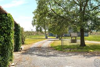 Mooi gelegen HOEVE met bijgebouwen op 1ha02a33ca. Rustig doch genietend van een vlotte bereikbaarheid, privé-toegangsdreef (recht van doorgang) op...