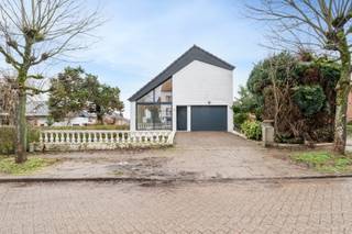 Te koop: gerenoveerd open huis in het centrum van Zaventem, op korte afstand van het treinstation en belangrijke invalswegen.Deze woning uit 1962...