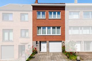 <p>We Invest Waterloo stelt u met plezier deze aangename bel-etagewoning voor, ideaal gelegen in een rustige residentiële wijk van Braine-l'Alleud.</p>
<p>Met een <strong>bewoonbare oppervlakte van 128 m²</strong> (169 m² in totaal) biedt deze halfopen woning, gebouwd in 1979, comfortabele leefruimtes, een aangename buitenruimte en een inrichtbare zolder met tal van mogelijkheden.</p>
<p>Het gelijkvloers bestaat uit een ruime inkomhal, een wasruimte, twee kelders met veel bergruimte en een garage.</p>
<p>Op de eerste verdieping ontdekt u een <strong>lichte L-vormige leefruimte van 35 m²</strong> met een halfopen keuken. Deze gezellige leefruimte geeft uit op een <strong>terras van 10 m²</strong>, ideaal om buiten te eten of heerlijk te ontspannen.</p>
<p>De tweede verdieping beschikt over drie slaapkamers van <strong>12 m², 11 m² en 7 m²</strong>, evenals een badkamer uitgerust met een ligbad, wastafel en toilet.</p>
<p>De bovenste verdieping bestaat uit een <strong>inrichtbare zolder</strong>, die tal van mogelijkheden biedt voor een extra slaapkamer, bureau, speelkamer of hobbyruimte.</p>
<p>Buiten geniet u van een <strong>noordwestelijk georiënteerde tuin</strong>, ideaal om te genieten van de namiddag- en avondzon, evenals <strong>twee privatieve parkeerplaatsen</strong> voor de woning.</p>
<p>Technisch beschikt de woning over een <strong>EPC-score C</strong>, een <strong>gasgestookte centrale verwarmingsketel uit 2006</strong>, <strong>PVC-ramen met dubbele beglazing uit 2008</strong> en een elektrische installatie die nog conform moet worden gemaakt.</p>
<p>Voor meer informatie of een bezoek kunt u contact opnemen via <strong>02/319.46.46</strong> of <strong>demandes.bw.centre@weinvest.be</strong>.</p>