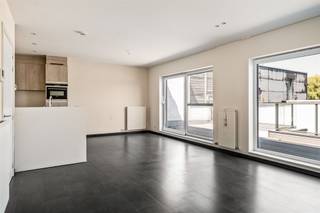 <p><span>Dit stijlvolle appartement uit 2012 combineert een moderne afwerking met een uitstekende energiescore en een centrale ligging in het bruisende centrum van Bonheiden.</span></p><p><span>Via de inkomhal met gastentoilet betreedt u de ruime en lichtrijke leefruimte, waar de grote raampartijen zorgen voor een aangename, natuurlijke lichtinval. De open, volledig geïnstalleerde keuken sluit naadloos aan op de woonkamer. Vanuit de leefruimte heeft u directe toegang tot het ruime zonneterras, een ideale plek om in alle rust te genieten.</span></p><p><span>Verder beschikt het appartement over een praktische wasplaats/berging, een moderne badkamer met comfortabele inloopdouche en twee volwaardige slaapkamers, beide voorzien van maatwerkkasten.</span></p><p><span>Extra troeven zijn de privatieve kelderberging en de overdekte autostaanplaats, die inbegrepen zijn in de verkoop.</span></p><p><span>Dankzij de centrale ligging bevindt u zich op wandelafstand van winkels, horeca, openbaar vervoer en alle dagelijkse voorzieningen. </span></p><p><span>Bovendien geniet u van een vlotte verbinding naar Mechelen, de E19 en andere belangrijke invalswegen.</span></p>