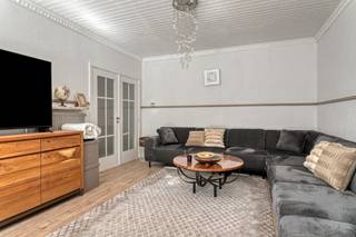 In de Dahliastraat 123 in Gent vindt u deze ruime en deels gerenoveerde woning, die zich in goede staat bevindt en heel wat troeven te bieden...