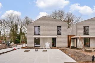 <strong>In domein "Op Hoop van Zegen" een vrijstaande nieuwbouwwoning op ca. 538 m² grond</strong><br /><br />Gelegen aan de <strong>Lage Kaart 452</strong> in het begeerde <strong>Brasschaat</strong>, biedt dit woonproject een unieke combinatie van <strong>rust </strong>en <strong>bereikbaarheid</strong>. De <strong>groene, residentiële omgeving</strong> staat bekend om haar <strong>uitstekende voorzieningen</strong>, nabijheid van <strong>scholen</strong>, <strong>sportclubs </strong>en <strong>winkels</strong>. Bovendien zorgen de <strong>vlotte verbindingen naar Antwerpen </strong>en omliggende gemeenten ervoor dat het stadsleven binnen handbereik blijft, terwijl men geniet van de serene woonomgeving.<br /><br />Achteraan het terrein, verscholen achter een elegante houten poort, worden er <strong>drie luxueuze nieuwbouwwoningen</strong> gerealiseerd die <strong>modern design </strong>en <strong>duurzaamheid </strong>ademen. Elke woning biedt maximale privacy, ruimte en een perfecte integratie in het<strong> groene landschap</strong>. <br /><br /><strong>Voorziene indeling:<br /><br />De gelijkvloerse verdieping:<br /></strong>- Een <strong>inkom </strong>met <strong>gastentoilet </strong>met handenwasser en vestiaire<br />- Een ruime <strong>leef -en eetruimte</strong> met <strong>grote raampartijen</strong> en toegang naar het <strong>terras </strong>en de <strong>tuin</strong><br />- Een<strong> open keuken</strong> met <strong>keukeneiland </strong>en uitgerust met alle comfort en inbouwtoestellen<br />- Een <strong></strong>functioneel <strong>bureau<br /></strong>- Een <strong>praktische berging</strong> met de nodige aansluitingen <br /><br /><strong>De eerste verdieping:<br /></strong>- Een nachthal met <strong>nachttoilet </strong>met <strong>berging</strong> met aansluiting voor wasapparatuur<br />- Een <strong>hoofdslaapkamer </strong>met <strong>ensuite badkamer </strong>met dubbele lavabo, inloopdouche, ligbad en afzonderlijk toilet<br />- Een <strong>tweede </strong>en <strong>derde slaapkamer </strong>met aangrenzende <strong>douchekamer</strong>, met lavabo en inloopdouche<br /><br /><strong>De indeling, kan indien gewenst aangepast worden (mits eventuele meerprijs).</strong><br /><br /><strong>Algemeen: </strong><br />- <strong>Fietsenberging </strong>voorzien naast de woning<br />- <strong>Privatieve oprit met 2 autostaanplaatsen</strong> <br />- <strong>Duurzaamheid </strong>staat centraal: <strong>warmtepomp</strong>, <strong>vloerverwarming</strong>,<strong> ventilatiesysteem D, zonnepanelen en groendaken<br /></strong>- Een gegarandeerd <strong>E-peil 10<br /></strong>- Woning 3, woning 4 en woning 5 worden verkocht onder <strong>21% BTW en registratierechten </strong>(12% of verlaagd tarief van 2% bij enige eigen woning)<br /><br />
<p>Dankzij een <strong>doordacht ontwerp </strong>en <strong>hoogwaardige afwerking </strong>krijgt elke koper de vrijheid om een <strong>persoonlijke toets</strong> toe te voegen. Onder begeleiding van de bouwheer wordt het volledige proces tot in de puntjes verzorgd, zodat de woning naadloos aansluit bij de individuele woonwensen.</p>
Dit<strong> uitzonderlijke woonproject</strong> biedt een <strong>unieke kans </strong>om te wonen in een <strong>historische setting </strong>met het <strong>comfort </strong>van <strong>moderne architectuur</strong>. Ontdek deze unieke woningen en ervaar de <strong>perfecte balans tussen authenticiteit, luxe en duurzaamheid.<br /><br />Maak uw afspraak om het project persoonlijk te bespreken bij ons op het kantoor te Brasschaat. Wij maken graag tijd voor u.<br /></strong>