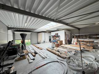 Strategisch gelegen langs de drukke Leuvensesteenweg in Zaventem, bieden wij deze functionele KMO-unit te huur aan met een totale oppervlakte van...
