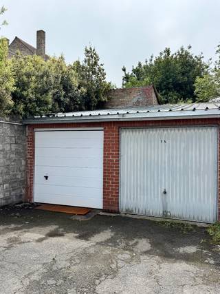 Op wandelafstand van de vismijn en de Grote Markt van het centrum Nieuwpoort-stad vinden we deze garage terug.Deze garage is vrij vanaf 1/08/2026,...
