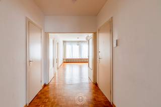 Dit appartement bevindt zich op de <strong>tweede verdieping</strong> van een appartementsgebouw met <strong>lift</strong>, gelegen in een <strong>zijstraat van de Stationsstraat</strong> in Sint-Niklaas.<br /><br />Via de inkomhal bereikt u de leefruimte, die aansluit op een <strong>afzonderlijke, ruime keuken</strong>. De indeling is functioneel en biedt voldoende mogelijkheden naar inrichting toe.<br /><br />Het appartement beschikt over <strong>twee volwaardige slaapkamers</strong>, waarvan één toegang geeft tot het<strong> terras</strong>. De badkamer is uitgerust met een bad, lavabo en toilet.<br /><br />Verder geniet het appartement van een <strong>gunstig EPC-label B</strong>.<br /><br />Het pand is <strong>momenteel verhuurd aan €915 per maan</strong>d (€800 huur + €115 provisie), wat het ook interessant maakt als investering.<br /><br />Dankzij de <strong>centrale ligging</strong> bevinden winkels, openbaar vervoer en andere voorzieningen zich op korte afstand.<br /><br />Er is een mogelijkheid tot het aankopen van een autostaanplaats of garagebox. <br /><br /><span><em>De daken van het gebouw werden recent vernieuwd, wat bijdraagt aan een verbeterde energie-efficiëntie. Daarnaast is de lift conform de geldende regelgeving en goedgekeurd volgens de vereiste veiligheidsnormen.</em></span><br /><br />U kan een bezoek aanvragen via 03 502 98 74 of via lena@claves.be.