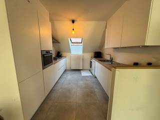 Dit instapklaar appartement in het hartje van Bree is de ideale opportuniteit voor wie op zoek is naar een eerste eigen stek of een waardevaste investering in lokaal vastgoed. Met een bruikbare vloeroppervlakte van 75 m² biedt dit pand een optimaal wooncomfort op een centrale toplocatie.Bij het betreden van het pand valt direct de vernieuwde keuken van 2018 in het oog. De living vormt één geheel met deze open keuken, wat zorgt voor een modern en ruimtelijk gevoel. Daarnaast beschikt het appartement over een volwaardige slaapkamer en een nette badkamer. Praktisch gemak is hier gegarandeerd: bij de aankoop hoort namelijk ook een privatieve kelderberging en een gereserveerde autostaanplaats, een enorme troef voor wie in het centrum van Bree wil wonen. Op technisch vlak scoort dit pand uitstekend. Dankzij het gunstige EPC-label B geniet u van een energiezuinige woonst en bent u volledig vrijgesteld van de huidige renovatieverplichting. Dit maakt het appartement extra aantrekkelijk voor wie zonder zorgen wil intrekken of onmiddellijk wil verhuren. De ligging in Bree is simpelweg uitstekend. U bevindt zich op wandelafstand van diverse scholen, bakkers, supermarkten en gezellige horecazaken. Ondanks de centrale ligging geniet u hier van een rustige uitvalsbasis met een vlotte verbinding naar de omliggende gemeentes. Kortom, een unieke kans om centraal te wonen in het bruisende Bree.De eigendom wordt aangeboden via de Pre-sale formule. Op 09/05/2026 tussen 14:00 en 16:00 kan u de woning op afspraak komen bezichtigen en een bod uitbrengen. De vermelde prijs is een instelprijs. Voor meer info, gelieve contact op te nemen met de dossierverantwoordelijke.Bestuursmaatregelen in het maatregelenregister: nee