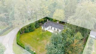 <p>Bij het betreden van de woning valt meteen de warme, uitnodigende sfeer op. De representatieve inkomhal met apart gastentoilet verwelkomt u en leidt u naadloos naar het hart van het huis: een royale en uitermate lichtrijke leefruimte. <br />Dankzij de royale raampartijen geniet u hier van een overvloed aan natuurlijk daglicht én een prachtig, rustgevend uitzicht op de tuin. De ingebouwde houthaard vormt de blikvanger van de zitruimte en garandeert heerlijk gezellige avonden.</p><p>Aansluitend op de eetplaats bevindt zich de compacte, maar uiterst efficiënt ingerichte keuken. Vanuit de keuken heeft u direct toegang tot de sfeervolle veranda, een heerlijke plek om het hele jaar door van de tuin te genieten. In combinatie met de aanpalende, praktische was- en voorraadberging (voorzien van alle aansluitingen voor wasmachine en droogkast) beschikt u over een doordacht en functioneel geheel dat perfect is afgestemd op het dagelijkse gezinsleven.</p><p>Een absolute troef van deze woning is dat al het wooncomfort zich op de begane grond bevindt. De nachthal geeft toegang tot drie volwaardige, ruime slaapkamers en de badkamer. Alles is logisch en comfortabel ingedeeld, wat deze bungalow uiterst toegankelijk maakt voor elke levensfase.</p><p>De structuur van de woning is uiterst solide en biedt een perfecte basis om ze op te frissen en te moderniseren naar uw eigen smaak en huidige energienormen. Bovendien zijn er tal van uitbreidingsmogelijkheden: zo kunt u desgewenst de leefruimtes vergroten, de zolderverdieping verder inrichten of zelfs een extra verdieping toevoegen.</p><p>Kortom: een degelijke, sfeervolle gezinswoning op een absolute toplocatie, klaar om getransformeerd te worden tot uw ultieme droomthuis!</p>