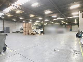 Magazijn/productieruimte van ca. 2.227m² met ruime parking te Oostrozebeke.Specificaties:- vloeroppervlakte van ca. 2.227m²- gepolierde...