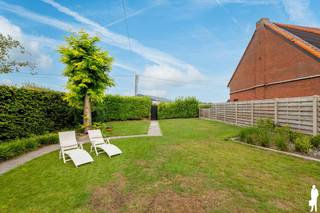 <p><strong>In het landelijke Weelde bevindt zich deze instapklare starterswoning op een zuidwest georiënteerd perceel van circa 620 m². Dankzij de gunstige ligging nabij de Nederlandse grens zijn onder meer Goirle en Tilburg vlot bereikbaar. De woning beschikt over drie ruime slaapkamers, een lichtrijke woonkamer, een uitgeruste keuken, een badkamer, een grote wasplaats, een apart toilet en een praktische kelder. Bovendien werden reeds verschillende belangrijke vernieuwingen uitgevoerd, waaronder de ramen, het dak en de vloer in de woonkamer. Gunstig EPC label C.</strong></p>
<p><strong>Gelijkvloerse verdieping<br /></strong>Via de inkomhal met vestiaire bereikt u de ruime en aangename woonkamer. Dankzij de grote ramen geniet deze leefruimte van veel natuurlijk daglicht. Aan de straatzijde is er voldoende plaats voor een comfortabele zithoek met zicht op de voortuin. De eetkamer bevindt zich aan de tuinzijde, vlak bij de keuken, waardoor beide ruimtes mooi op elkaar aansluiten. De keuken is voorzien van de nodige toestellen en biedt toegang tot de kelder, ideaal als extra bergruimte. Via de aansluitende hal bereikt u de badkamer, het aparte toilet en de ruime wasplaats. Van hieruit heeft u eveneens rechtstreeks toegang tot het terras en de tuin.</p>
<p><strong>Verdieping<br /></strong>De overloop geeft toegang tot drie ruime slaapkamers. Alle kamers werden voorzien van nieuwe laminaatvloeren en bieden voldoende ruimte voor een gezin, thuisbureau of hobbykamer. De zolder is makkelijk toegankelijk via een luik op de overloop.</p>
<p><strong>Buitenruimte<br /></strong>De volledig afgesloten tuin is verzorgd aangelegd en geniet dankzij de zuidwestelijke oriëntatie optimaal van de middag- en avondzon. Het overdekte terras vormt een heerlijke plek om in alle rust buiten te zitten en te genieten met familie en vrienden. <br />Verder beschikt de tuin over een mooi tuinpad, een keurig gazon en een kleine atelierruimte, ideaal als werkplaats, hobbyruimte of extra berging. Het perceel is bovendien langs de achterzijde toegankelijk. Dit is bijzonder praktisch voor fietsen, tuinmateriaal of andere spullen, terwijl bezoekers gemakkelijk aan de voorzijde van de woning kunnen parkeren. Een aangename en instapklare woning met drie slaapkamers, een zonnige tuin en een uitstekende ligging nabij de Nederlandse grens. Ideaal voor starters, jonge gezinnen of wie op zoek is naar comfortabel wonen in een groene en landelijke omgeving.</p>
<p></p>