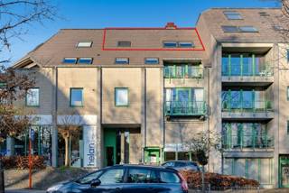 <p><span>OPEN DEUR Zaterdag 29 augustus van 13u00 tot 14u00 Deze lichtrijke en instapklare flat is vrijblijvend te bezichtigen op zaterdag 29 augustus tussen 13u00 en 14u00. U bent van harte welkom! Op wandelafstand van Gasthuisberg, het historische centrum van Leuven en vlakbij alle belangrijke invalswegen, zijn wij verheugd deze gezellige en lichtrijke flat te huur aan te bieden. De flat is gelegen op de derde verdieping van de goed onderhouden residentie Zonnelucht, gebouwd in 1989, en geniet van een uitstekende ligging. Deze aangename flat met een bewoonbare oppervlakte van 64 m² omvat een ruime inkomhal, die eveneens perfect dienst kan doen als bureauruimte, een lichtrijke leefruimte met een open en volledig ingerichte keuken die in 2023 werd vernieuwd en voorzien is van alle hedendaags comfort. Verder beschikt de flat over een badkamer met lavabomeubel, toilet en douche. Via de mezzanine bereikt u het slaapgedeelte, wat zorgt voor een gezellige en praktische indeling. Daarnaast kunnen de bewoners gebruikmaken van de gemeenschappelijke, overdekte fietsenstalling. De uitstekende ligging, op wandelafstand van Gasthuisberg en het historische centrum van Leuven, maakt deze flat bijzonder interessant voor zowel een werkende persoon als een student (met domicilie) of jong koppel. Ook de vlotte bereikbaarheid via de belangrijkste invalswegen vormt een belangrijke troef. Kortom, deze gezellige, energiezuinige en lichtrijke flat biedt een aangename woonomgeving op een topligging in Leuven. Een echte buitenkans voor wie centraal en comfortabel wil wonen! Onmiddellijk beschikbaar. Maandelijkse vaste lasten €55,00. </span></p>