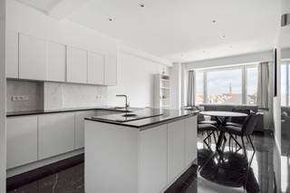 <p><span><strong>Instapklaar appartement op toplocatie in Antwerpen!<br /></strong><br /><strong>Op een centrale locatie aan de Italiëlei, tussen de Antwerpse binnenstad en het Eilandje, bevindt zich dit lichtrijke en instapklare appartement. De Universiteit Antwerpen, de Meir, winkels, restaurants en gezellige cafés liggen op wandelafstand. Dankzij de tram- en bushaltes voor de deur geniet u bovendien van een uitstekende bereikbaarheid.</strong></span></p>
<p><span>Het appartement is gelegen op de vijfde verdieping en werd in 2020-2021 gerenoveerd. </span></p>
<p><span>U komt binnen in een verzorgde inkom met ingemaakte kasten en een afzonderlijk gastentoilet. Aansluitend bevindt zich de volledig uitgeruste open keuken, voorzien van een kookeiland met inductiekookplaat, ingebouwde oven, microgolfoven en ruime opbergmogelijkheden.</span></p>
<p><span>De keuken gaat over tot de lichte leefruimte. Dankzij de grote ramen geniet deze ruimte van veel natuurlijk licht en een mooi, open uitzicht over de stad.</span></p>
<p><span>Aan de rustige achterzijde ligt de ruime slaapkamer, eveneens voorzien van ingemaakte kasten. De ensuite badkamer is afgewerkt met marmerlook wandtegels en beschikt over een ligbad met douchewand, een lavabo en ruimte voor een wasmachine. Vanuit de badkamer is er toegang tot een compact terras van circa 1 m².</span></p>
<p><span>Verder beschikt het appartement over een private kelderberging en is er een gemeenschappelijke fietsenstalling in het gebouw.</span></p>
<h3><em>Bijzonderheden</em></h3>
<ul>
<li><span>Gelegen op de vijfde verdieping;</span></li>
<li><span>Lichtrijke leefruimte met panoramisch stadszicht;</span></li>
<li><span>Afzonderlijk gastentoilet;</span></li>
<li><span>Compact terras van circa 1 m²;</span></li>
<li><span>EPC-label C: 251 kWh/(m² jaar);</span></li>
<li><span>Lift aanwezig;</span></li>
<li><span>Uitstekend bereikbaar met het openbaar vervoer;</span></li>
<li><span>Gemeenschappelijke kosten: circa € 155 per maand (water- en gasverbruik, lift, syndicus, blokpolis...)</span></li>
</ul>