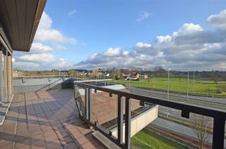 Ruim en aangenaam hoekappartement met een woonoppervlakte van 177m². Via de centrale inkomhal met gastentoilet zijn zowel de leefruimte als...