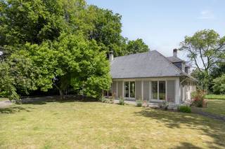 In Halle-Booienhoven, een rustige deelgemeente van Zoutleeuw, wacht deze ruime villa op een perceel van bijna 12 are op een nieuwe eigenaar.De woning...