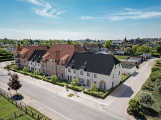 LOCATION<br />You will be living just outside the center of Deinze. Everything is within cycling distance at this location: shops, recreational facilities, restaurants, schools, etc.<br />Major highways such as the E17 and E40 are easily accessible, and public transportation is also nearby. Bus stops are within walking distance, and the train station is a 5-minute bike ride away.<br /><br />PROJECT<br />A mix of stylish apartments and houses with architecture inspired by a rural parsonage style but with a modern touch. Refinement in architecture with diversity in surface areas and types of homes. Each house and apartment has a well-thought-out interior layout and a beautiful outdoor space.<br /><br />D'Hulhaege is a BEN project: nearly energy neutral. The apartments and houses are equipped with an air-water heat pump, underfloor heating, and a ventilation system D. Thanks to the excellent thermal and acoustic insulation, you can enjoy peace and quiet and a pleasant climate inside. This way, you invest in a better environment and in the value retention of your property at the same time.<br /><br />You can choose from 1, 2, or 3-bedroom apartments. <br />The homes combine a logical layout with a pleasant living experience with a garden. Parking spaces and storage rooms are provided in the parking garage. Some homes even have a private garage directly adjacent to the garden.<br /><br />The finishing is done according to specifications where quality immediately catches the eye.<br />For more information: 0470 70 72 26