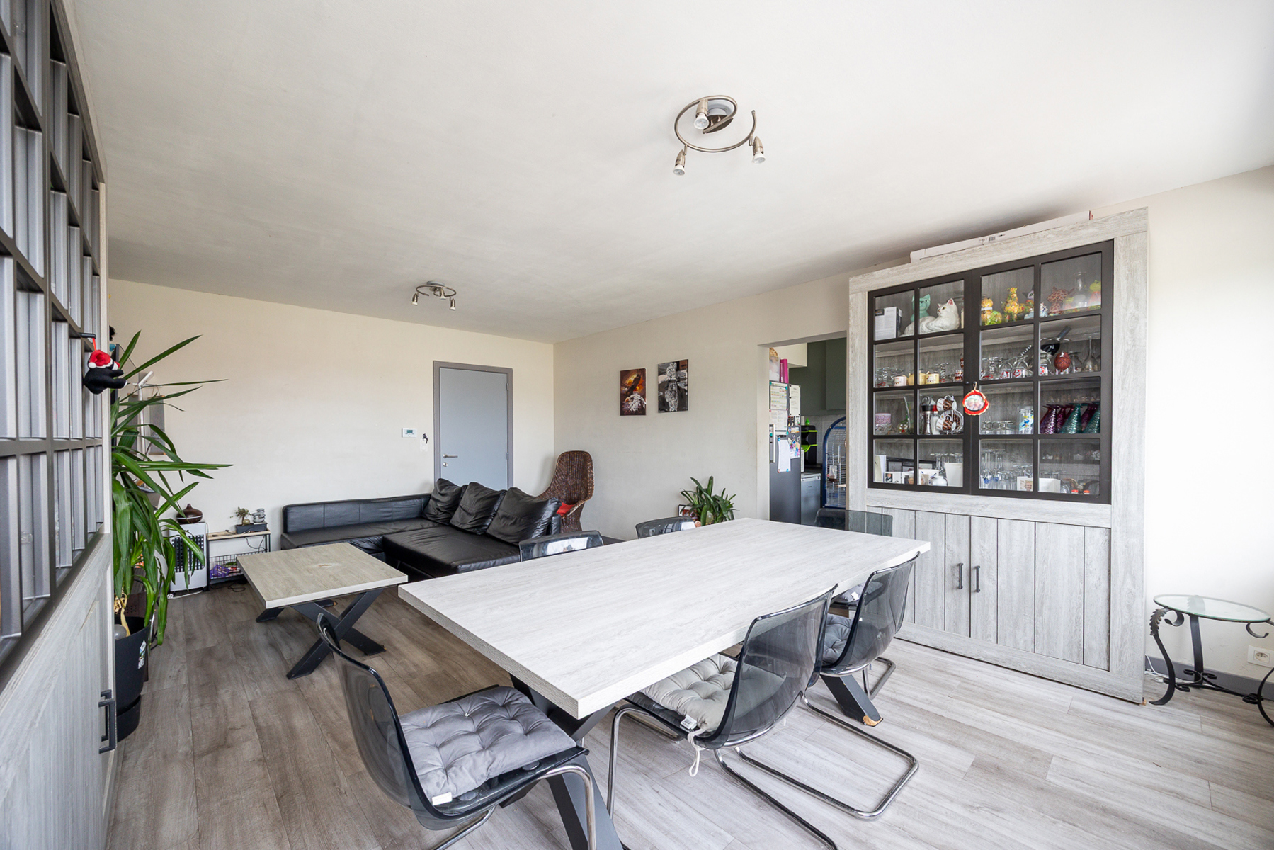 Lichtrijk 2-slaapkamerappartement op marktplein in Wijnegem! - foto 5