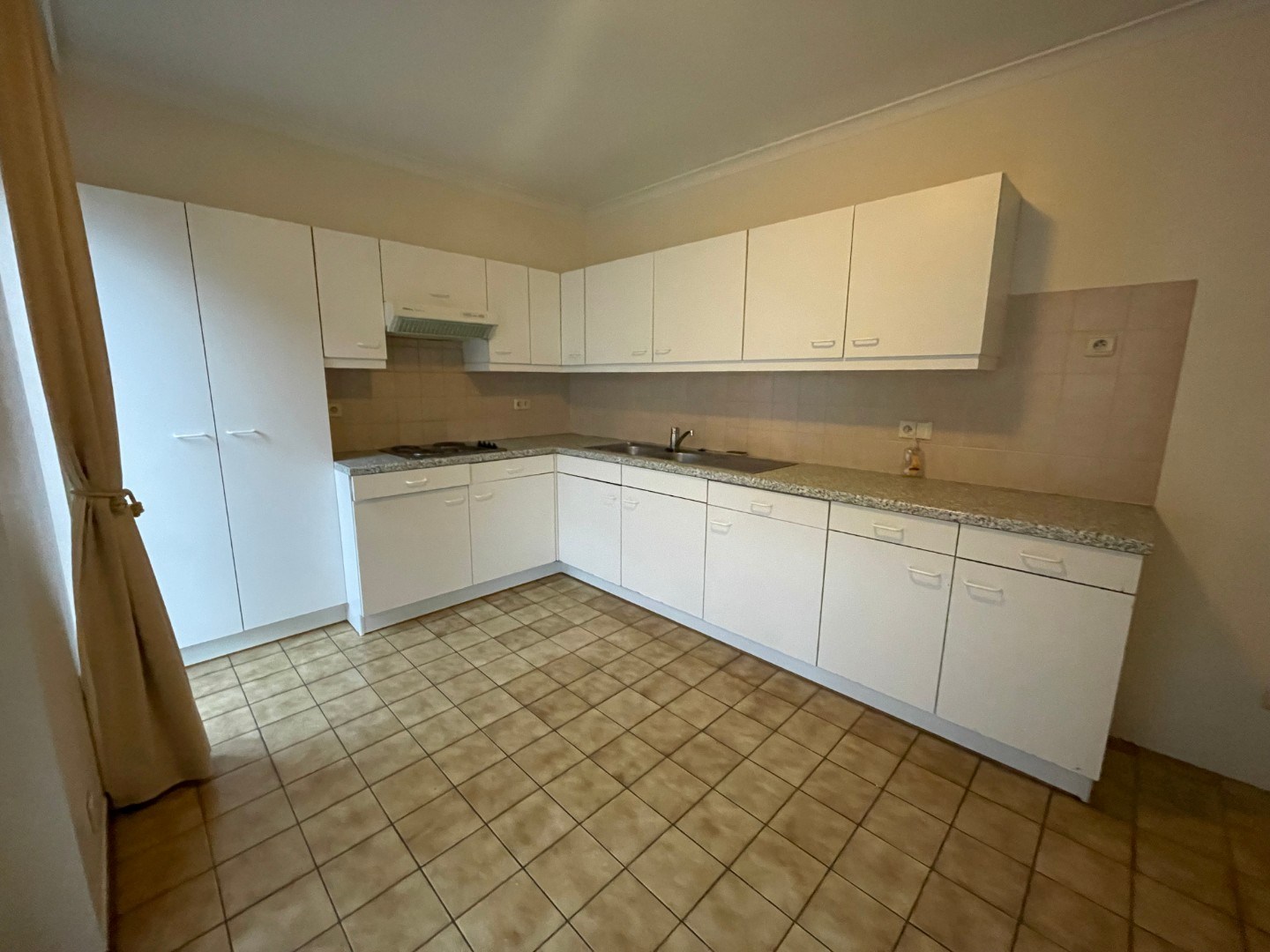 Twee-slaapkamerappartement in het centrum van Tielt. - foto 4