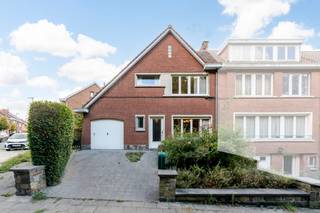 [[ DIT PAND NEEMT DEEL AAN DE ERA OPEN HUIZEN DAG OP 6/12 VAN 13:00 TOT 14:00 ]]Vilvoorde: halfopen bebouwing met 4 slaapkamers, garage en tuin te...