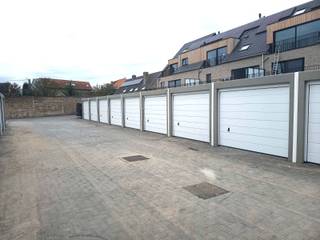 <span><span>In deze nieuwbouwresidentie gelegen in de dorpskern van Woumen (deelgemeente van Diksmuide en op minder dan 5 km van de Grote markt van Diksmuide) vindt u deze nieuwbouwgarage.<br />Deze garage is ideaal voor opbergruimte of parkeerplaats voor uw wagen.<br />Alle garageboxen beschikken over een sectionale poort en elektriciteit per box. <br /><br />Garage beschikbaar vanaf 1 januari 2027.<br />Huurprijs: €85,00/maand.<br /><br />Voor meer info, aarzel niet om contact op te nemen!</span></span>