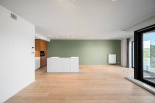 <h2><span>Luxueus (quasi nieuw) appartement vlakbij het strand! </span></h2><p><span>Ontdek dit recent (2024) en subliem afgewerkte appartement op </span><span>toplocatie</span><span>, op slechts enkele stappen van het strand. Een parel van </span><span>toparchitectuur</span><span>, hoogwaardige materialen en een fenomenale afwerking. </span></p><h3><span>Waarom dit appartement een topper is </span></h3><ul><li><span>Nieuwbouw (2024): energiezuinig en instapklaar</span></li><li><span> Luxe keuken met eiland uitgerust met hoogwaardige materialen</span></li><li><span> Schitterend afgewerkte leefruimte in hedendaagse stijl (parketvloer)</span></li><li><span> 2 slaapkamers</span></li><li><span> Stijlvolle badkamer met inloopdouche</span></li><li><span> Groot terras met heerlijke avondzon</span></li><li><span> Bewoonbare opp.: ca. 96 m²</span></li><li><span> Terras: ca. 6 m²</span></li></ul><h3><span>Extra troeven </span></h3><ul><li><span> Conforme technieken en perfecte staat</span></li><li><span> Absolute topligging vlak bij winkels, horeca, duinen en openbaar vervoer</span></li></ul><p><span>Een fantastisch appartement voor wie houdt van </span><span>luxe</span><span>, </span><span>comfort</span><span> en een </span><span>premium ligging</span><span>. </span></p><p><span>Interesse? Contacteer Astrid Immobilia en plan jouw bezoek!</span></p><p><span> </span></p>