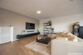 <p>Dit ruime, hoogwaardig afgewerkte appartement combineert luxe met comfortabel wonen. Het werd in 2020 volledig vernieuwd met kwalitatieve materialen en ligt centraal, dicht bij alle dagelijkse voorzieningen. Een buitenkans voor wie ruimte en wooncomfort zoekt.<br /><br />Indeling:<br />ruime hal (9m²) met vestiairehoek en gastentoilet. Lichtrijke woonkamer (38m²) op parket met open keuken (10m²), volledig uitgerust met vaatwasser, inductiekookplaat en combi-oven. Aansluitend is er een overdekt terras (6m²) met twee extra buitenbergingen. Verder beschikt het appartement over een wasplaats (2m²), nachthal, badkamer (4m²) met inloopdouche en dubbele lavabo, en drie ruime slaapkamers (13m², 13m² en 10m²). Het appartement is volledig afgewerkt met parket en beschikt over een lift.</p>
<p>Extra:<br />Een privatieve berging en autostaanplaats in de garage zijn inbegrepen. Verder beschikt het appartement over conforme elektriciteit, een asbestveilig attest, centrale verwarming, een condensatieketel van 2020 en HR-glas in PVC-ramen.</p>