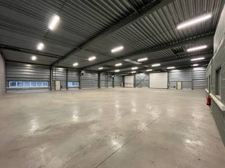 - Oppervlaktes van 450m² en 750m² eveneens beschikbaar -Strategisch gelegen magazijn op het industrieterrein 'Stadsheide' (Hasselt), vlakbij de Corda...