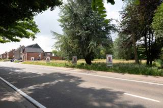 Deze bouwgrond van ca. 807 m² is gelegen te Brecht en georiënteerd op het zuiden.De bouwgrond geeft de kans voor een half-open bebouwing te...