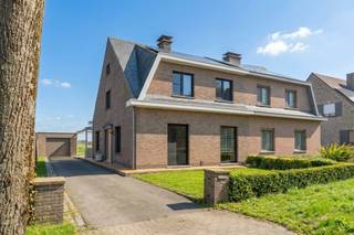 <h3>Droom je van een woning waar rust, ruimte en karakter samenkomen? Dan is deze prachtige halfopen bebouwing aan de rand van Eeklo precies wat je zoekt. Geniet elke dag van een vrij uitzicht over de velden, terwijl winkels, scholen en het centrum van Eeklo vlot bereikbaar blijven.</h3>
<p>Deze woning onderging een gedeeltelijke, kwaliteitsvolle renovatie waarbij modern wooncomfort harmonieus werd gecombineerd met een warme, landelijke uitstraling. Nieuwe vloeren, ramen en deuren, een stijlvolle keuken en badkamer, vernieuwde elektriciteit en radiatoren zorgen ervoor dat je meteen zorgeloos kunt intrekken. De authentieke gezandstraalde balken geven het geheel bovendien een unieke charme.</p>
<h3>Troeven van deze woning</h3>
<ul><li>
<p>Halfopen bebouwing op een rustige ligging</p>
</li><li>
<p>Prachtige tuin met vrij zicht op de velden</p>
</li><li>
<p>4 volwaardige slaapkamers en dressing, waarvan 1 op het gelijkvloers</p>
</li><li>
<p>Moderne landelijke afwerking met karaktervolle details</p>
</li><li>
<p>Vernieuwde keuken, badkamer, elektriciteit en radiatoren</p>
</li><li>
<p>Nieuwe vloeren, ramen en deuren</p>
</li><li>
<p>Ruime zolder over de volledige woning met handige trektrap</p>
</li><li>
<p>Garage én veel parkeergelegenheid op eigen terrein</p>
</li></ul>
<p>Of je nu op zoek bent naar een gezinswoning, een thuiswerkplek of gewoon een plek waar je elke dag kunt genieten van rust en natuur: deze woning biedt het allemaal.</p>
<p>Laat je verrassen door de ruimte, de afwerking en het adembenemende uitzicht. Plan vandaag nog je bezoek!</p>