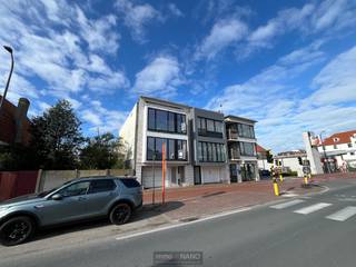 Een appartementsgebouw bestaande uit 2 appartementen en een garage, momenteel casco aangeboden, gelegen op één van de belangrijkste invalswegen van Knokke-Heist en vlakbij Duinenwater en het centrum van Knokke. Deze building heeft verschillende mogelijkheden en omvat op heden op het gelijkvloers een ruime garage met een achterliggende polyvalente ruimte en een appartement op de eerste en tweede verdieping ( +- 70m² per appartement ). Mogelijkheid tot constructie van een extra verdieping na het verkrijgen van een omgevingsvergunning.