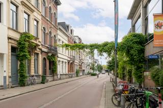 Lichtrijke duplex met tuin in Zurenborg-- Mogelijkheid tot aankoop parking --Deze geweldige duplex bevindt zich in het hart van Zurenborg: een...