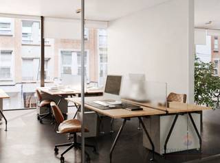 Prachtig kantoorgebouw met een ideale ligging in het hart van Brussel, naast de Louizalaan en de prestigieuze Louizalaan. Volledig gerenoveerd met...