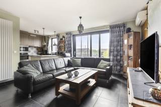 <p>En entrant dans cet appartement bien entretenu, vous pénétrez dans le hall d'entrée avec des toilettes séparées pour les invités. Depuis le hall, vous accédez à l'agréable espace de vie, où de grandes fenêtres apportent une belle lumière et une sensation d'ouverture et d'espace. L'espace de vie est relié de manière transparente à la cuisine ouverte entièrement équipée, dotée de tout le confort moderne, notamment d'un four, d'un micro-ondes, d'un réfrigérateur et d'un lave-vaisselle. À côté se trouve une pièce de rangement pratique, équipée d'un lave-linge et d'un sèche-linge.</p><p>L'espace de vie donne un accès direct à la terrasse ensoleillée, orientée au sud.</p><p>L'appartement dispose également de deux chambres à coucher spacieuses et d'une salle de bains équipée d'une douche à l'italienne et d'un lavabo.</p><p>Atouts supplémentaires :</p><p>- EPC : <br />- Score parcelle A, score bâtiment A<br />- Pas situé en zone (potentiellement) inondable, ni en zone inondable délimitée ou en zone à risque<br />- Destination : résidentiel <br />- Air conditionné disponible dans le living</p><p>Pour plus d'informations ou une visite, veuillez visiter www.coenenvastgoed.be ou nous contacter au 03/375.82.92.</p>