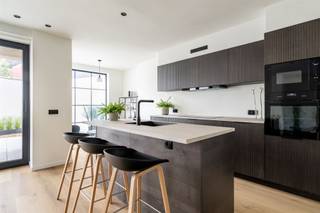 Située dans le charmant quartier de Meulebeke, cette belle maison offre une combinaison harmonieuse de style et de confort.Dès l'entrée, vous...