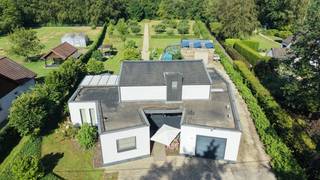 PUTTE NABIJ grens KEERBERGEN<br />Moderne villa op een mooi perceel van 58 are met mooie aangelegde tuin met o.a. fruitbomen en met een openluchtzwembad (verwarmd met warmtepomp, met verplaatsbare telescopische hoge overkapping, rolluik, douche en toilet), zeer grote terrassen en pergola in de tuin.<br />Ruime parking vooraan en ruime oprit naar bijgebouw en achtertuin.<br />Zuid-West georiënteerd. <br />Rustig gelegen in het groen en dichtbij buurtwinkels en basisschool.<br />Omvat: inkomhal, gastentoilet met wastafel, vestiaire, lichtrijke living met gashaard + orangerie-veranda, volledig ingerichte keuken 21m² met eethoek en handdoek droger, koele berging, wasplaats, inpandige garage met sectionale poort, bureel 14m², 4 slaapkamers (11,5m² - 11,2m² - 10,3m² - 6,4m² dressing of 4de slaapkamer), 2 bad-of douchekamers met toilet.<br />Bijgebouw-garage in tuin, hoog en met twee grote uitgangen en 1 poort in het midden om eventueel op te splitsen. <br />Moderne inrichting met overal zeer veel lichtinval. <br />Bouwjaar 2011 - zeer goede staat.<br />CV met aardgas hoogrendement condenserende verwarmingsketel - vloerverwarming op het gelijkvloers.<br />De villa is voorzien van 23m² zonnepanelen met een vermogen van 3.330 Wp. Ventilatiesysteem type D met warmterecuperatie.<br />EPC 111 kwh/m² - energielabel B - UC3734002RES1. Ki 1.809 euro.<br />De elektrische installatie is conform tot 2046.<br />Totale vloeroppervlakte: 247m² + bijgebouw-garage.<br />Stedenbouwkundige vastgoedinfo: vergunning uitgereikt - villa en tuin gelegen in woongebied met landelijk karakter en achtertuin in agrarisch gebied - verkavelingsvergunning - voorkooprecht ruimtelijke ordening - geen rechterlijke herstelmaatregel of bestuurlijke maatregel opgelegd.<br />Niet overstromingsgevoelig - gebouwscore A - perceelscore A.