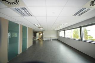 Bent u ondernemer en op zoek naar een modern kantoor op een vlot bereikbare locatie? Dit instapklaar pand op de eerste verdieping (lift...