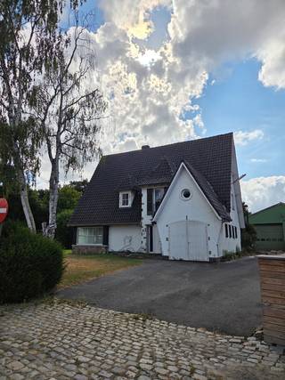 Freca biedt u deze villa met uitzonderlijk potentieel aan, gelegen net buiten het centrum van Berlare en dicht bij het kasteelpark. De te renoveren villa ligt op een prachtig perceel van ongeveer 1600m². Het huis heeft een bewoonbare oppervlakte van 216m² (+ zolder + kelder) en bestaat uit het volgende: op de begane grond omvat het leefgedeelte een grote inkomhal met vestiaireruimte en toilet, een lichte woonkamer en een aparte keuken met veranda. Verder is er nog een badkamer, bergruimte en garage. Op het verdiep ontdekt men 4 grote slaapkamers, een bergruimte en een zolder.<br />Buiten kunnen de toekomstige eigenaren genieten van een grote, zonnige tuin, die in een L-vorm rond het huis ligt. Aan de rechterkant van de woning is een brede, lange oprit.<br />Het huis vereist aanzienlijke renovaties, maar biedt veel mogelijkheden om uw droomwoning te creëren op maat van uw levensstijl. Wij kunnen u begeleiden doorheen het hele renovatie-proces, van eerste vrijblijvende offerte tot overhandiging van de sleutel. Samen bouwen we aan uw toekomst!<br />Een buitenkans die snel ontdekt moet worden, dus aarzel niet om uw bezoek te plannen.<br />Hiervoor kan u bellen naar 052/42.77.54 of mailen naar info@freca.beFreca biedt u deze villa met uitzonderlijk potentieel aan, gelegen net buiten het centrum van Berlare en dicht bij het kasteelpark. De te renoveren villa ligt op een prachtig perceel van ongeveer 1600m². Het huis heeft een bewoonbare oppervlakte van 216m² (+ zolder + kelder) en bestaat uit het volgende: op de begane grond omvat het leefgedeelte een grote inkomhal met vestiaireruimte en toilet, een lichte woonkamer en een aparte keuken met veranda. Verder is er nog een badkamer, bergruimte en garage. Op het verdiep ontdekt men 4 grote slaapkamers, een bergruimte en een zolder.<br />Buiten kunnen de toekomstige eigenaren genieten van een grote, zonnige tuin, die in een L-vorm rond het huis ligt. Aan de rechterkant van de woning is een brede, lange oprit.<br />Het huis vereist aanzienlijke renovaties, maar biedt veel mogelijkheden om uw droomwoning te creëren op maat van uw levensstijl. Wij kunnen u begeleiden doorheen het hele renovatie-proces, van eerste vrijblijvende offerte tot overhandiging van de sleutel. Samen bouwen we aan uw toekomst!<br />Een buitenkans die snel ontdekt moet worden, dus aarzel niet om uw bezoek te plannen.<br />Hiervoor kan u bellen naar 052/42.77.54 of mailen naar info@freca.be