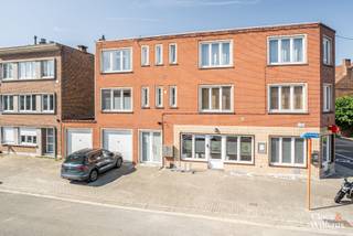 Cet agréable appartement est situé au premier étage et bénéficie d’une situation avantageuse à proximité des commerces, des écoles, des transports en commun et de toutes les commodités quotidiennes. Grâce à son agencement pratique et à sa terrasse agréable, cet appartement constitue un logement idéal pour les primo-acquéreurs, les personnes seules ou les couples.

Nous entrons dans l’appartement par le hall d’entrée. Sur la droite, nous découvrons le lumineux séjour avec cuisine ouverte, offrant une agréable sensation d’espace. La chambre se trouve dans le prolongement de cette pièce de vie.

Sur la gauche de l’appartement, nous trouvons la salle de bains équipée d’une douche, d’un lavabo et d’un WC.

L’appartement dispose également d’une agréable terrasse où vous pourrez profiter d’un moment de détente en toute tranquillité. Enfin, une cave privative vient compléter le bien et offre un espace de rangement supplémentaire.

Cet appartement combine confort, fonctionnalité et situation avantageuse, et constitue une excellente opportunité d’habitation ou d’investissement.