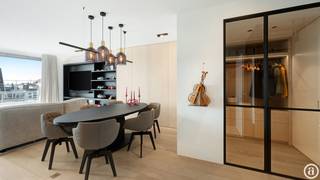 <p>Prachtige duplex-penthouse op een absolute topligging aan het Albertplein, met meerdere terrassen en indrukwekkende panoramische zichten over het Zoute en de zee. Een uitzonderlijke combinatie van ligging, open uitzichten, zonnige oriëntaties en royale buitenruimtes. Indeling: inkomhal met vestiaire en gastentoilet. De lichtrijke leefruimte omvat een salon met toegang tot een zuidwestgericht terras met adembenemend zeezicht, een eetplaats en een volledig uitgeruste open keuken. De keuken geeft uit op een ruim terras aan de achterzijde, waar u geniet van de ochtendzon en een open zicht tot aan de Approach Golf. Verder bevindt zich op dit niveau een eerste slaapkamer met ingemaakte kasten en ensuite douchekamer met lavabo en inloopdouche, evenals een praktische bergruimte. Op de bovenverdieping bevinden zich de nachthal en een bijkomende bergruimte met aansluiting voor wasmachine en droogkast. De tweede slaapkamer beschikt over ingemaakte kasten, een ensuite douchekamer en toegang tot een uitzonderlijk terras aan de zijde van het Albertplein. Van hieruit geniet u van indrukwekkende panoramische zichten op zee, het groen en de karaktervolle villa’s van het Zoute. De derde slaapkamer is eveneens voorzien van ingemaakte kasten en beschikt over een ensuite badkamer met dubbele lavabo, toilet, ligbad en inloopdouche. Het appartement is volledig uitgerust met airconditioning. Privatieve kelder en gemeenschappelijke fietsenberging in de residentie. Mogelijkheid tot aankoop van een autostaanplaats en/of één of meerdere garageboxen in de onmiddellijke omgeving. Een exclusieve duplex-penthouse met drie slaapkamers, verschillende terrassen en unieke vergezichten op een van de meest gegeerde locaties van het Zoute.</p>
