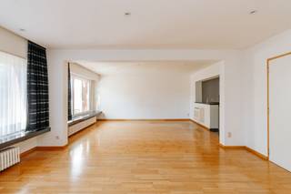 <p>Op een boogscheut van De Bist bevindt zich dit verrassend ruime en verzorgde appartement, gelegen op de <strong>eerste verdieping</strong> van een rustige en goed onderhouden residentie. Een ideale ligging met alle voorzieningen binnen handbereik, en toch aangenaam rustig wonen.</p><p><br /></p><p>Bij het binnenkomen valt meteen op dat hier aan ruimte geen gebrek is. De inkomhal verwelkomt je met een <strong>praktische berging</strong> en een <strong>vestiaire met ingemaakte kastenwand.</strong> Vooraan, aan de straatzijde, strekt zich de bijzonder ruime leefruimte uit, waar grote raampartijen zorgen voor een aangename lichtinval doorheen de dag. Aansluitend vind je de leefkeuken, waar je voldoende plaats hebt om comfortabel te koken en te tafelen. Achter de keuken bevindt zich bovendien nog een verrassend grote bergruimte/wasplaats, wat het appartement extra praktisch maakt in het dagelijks gebruik.</p><p>Verder richting de achterzijde van het appartement kom je eerst in de<strong> ruime en verzorgde badkamer</strong>, die uitgerust is met zowel een bad als een douche. Via een tweede hal met ingemaakte kastenwand bereik je de<strong> twee volwaardige slaapkamers,</strong> beide rustig gelegen en eveneens voorzien van praktische kastruimte.</p><p><br /></p><p>Kortom, een appartement dat verrast door zijn volumes, slimme indeling en overvloed aan opbergruimte.</p><p><br /></p><p>Troeven: </p><ul><li>Elektriciteit conform</li><li>Energiezuinig appartement (EPC B)</li><li>160m2 aan ruimte</li></ul>